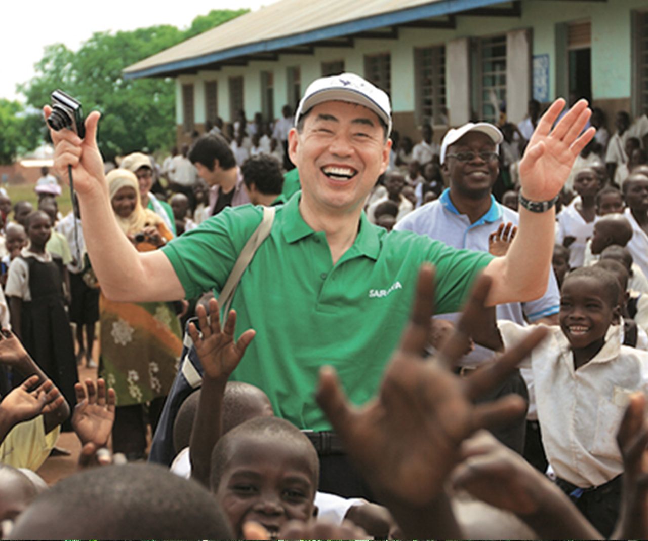 Г-н Сарая во время одного из своих визитов в Африку.